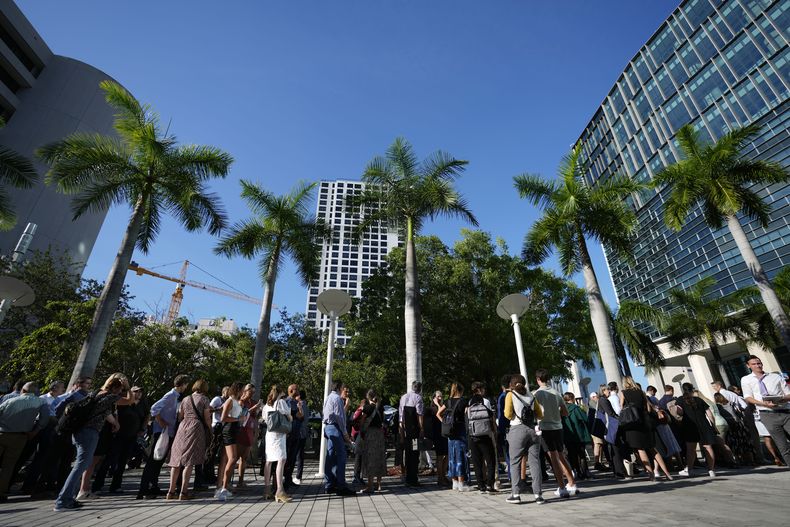 Periodistas se forman para poder ingresar al tribunal federal Wilkie D. Ferguson, el martes 13 de junio de 2023, en Miami. (AP Foto/Rebecca Blackwell)