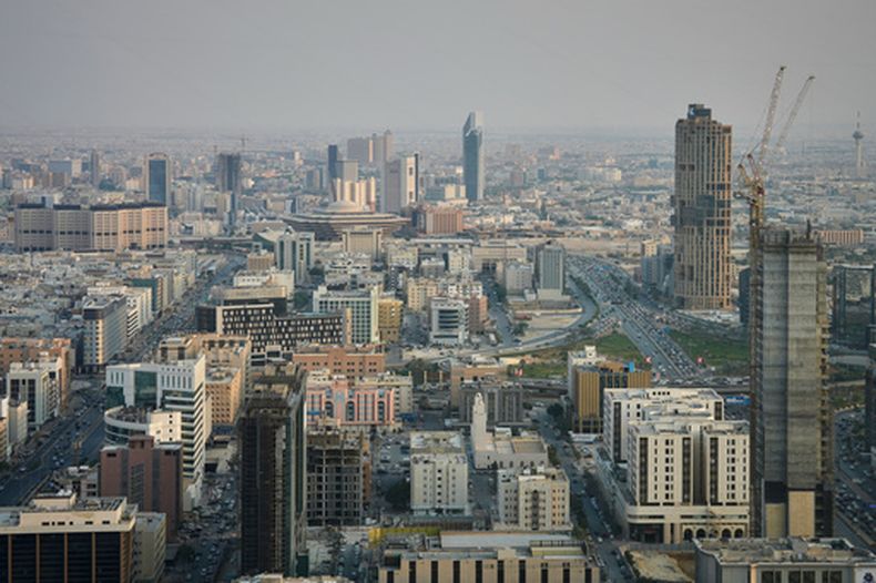 Edificios y obras llenan el perfil de la capital de Arabia Saudí, Riad, el 14 de octubre de 2026. (AP Foto/Baraa Anwer)