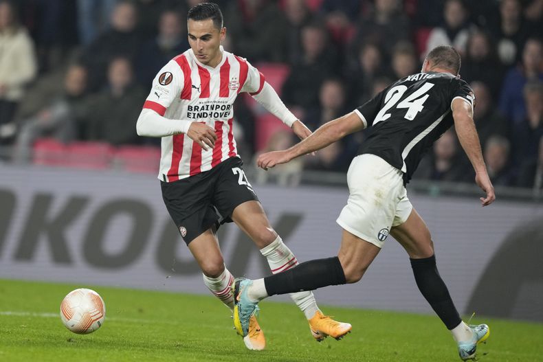 ARCHIVO - El en ese momento jugador del PSV, actualmente futbolista del Mainz en la Liga Alemana, Anwar El Ghazi (izquierda), anotaba para su equipo durante un partido de la Liga Europa ante el Zúrich en Eindhoven, Holanda, el 13 de octubre de 2022. (AP Foto/Peter Dejong, File)