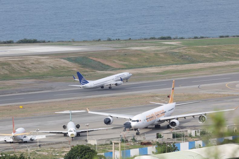 Aviones en el Aeropuerto Internacional Simón Bolívar en Maiquetía, Venezuela, el 1 de diciembre del 2025. (AP foto/Cristian Hernández)