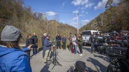 El director de Manejo de Emergencias de Kentucky, Jeremy Slinker, habla con la prensa sobre la operación de rescate para sacar a un trabajador atrapado dentro de una planta que se derrumbó, en el condado de Martin, Kentucky, el miércoles 1 de noviembre de 2023. (Ryan C. Hermens/Lexington Herald-Leader vía AP)