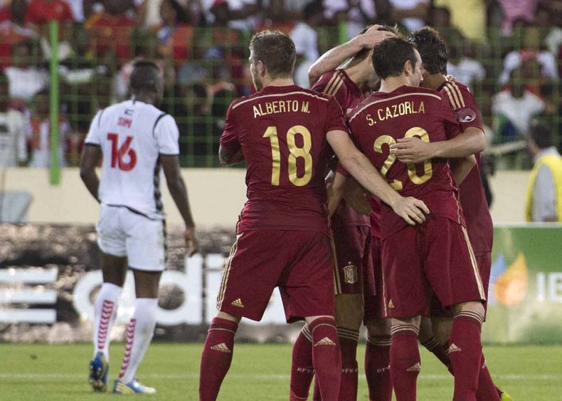 Juanfran, de Espa&ntilde;a, celebra con sus compa&ntilde;eros luego de anotar frente a Guinea Ecuatorial en un partido amistoso realizado el s&aacute;bado 16 de noviembre de 2013 (AP Foto/Diario AS, Juan Flor)