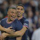 Mbappé celebra permanencia en el PSG con tripleta