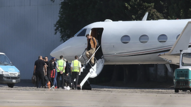 ricky martin llego a la argentina: avion privado y selfies con sus fans