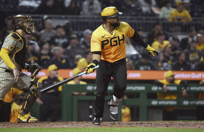 El primera base de los Piratas de Pittsburgh Carlos Santana produce carrera con sencillo en la sexta entrada del partido de béisbol ante los Padres de San Diego, en Pittsburgh, martes 27 de junio de 2023. (AP Foto/Justin Berl)