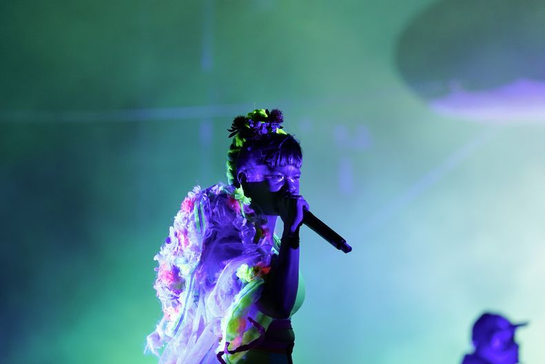La cantante colombiana Liliana Saumet de la banda Bomba Estéreo durante su concierto en el festival HERA HSBC en la Ciudad de México el sábado 24 de agosto de 2024. (Foto AP/Aurea Del Rosario)