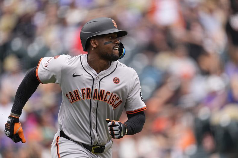 Jorge Soler, de los Gigantes de San Francisco, se enfila rumbo a primera base después de batear jonrón frente al abridor de los Rockies de Colorado Ryan Feltner en la primera entrada del juego de béisbol, el domingo 21 de julio de 2024, en Denver. (AP Foto/David Zalubowski)