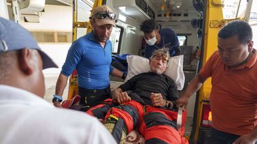 El escalador español Carlos Soria llega al hospital de Hams tras ser rescatado en la región montañosa de Dhaulagiri, en Katmandú, Nepal, el 18 de mayo de 2023. (AP Foto/Niranjan Shrestha)