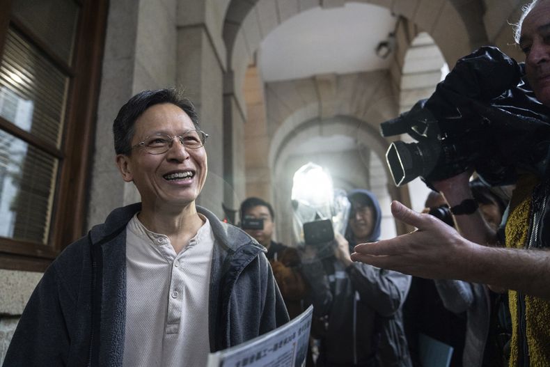 Tang Ngok-kwan, uno de los miembros principales de la Alianza de Hong Kong en Apoyo de los Movimientos Democráticos de China, sale de la Corte Final de Apelaciones en Hong Kong, el jueves 6 de marzo de 2025. (AP Foto/Chan Long Hei)