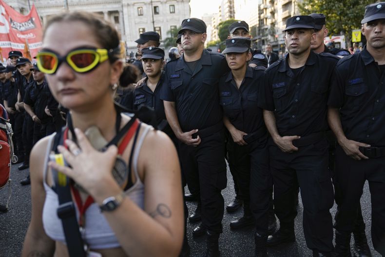 La policía custodia el Congreso donde los legisladores debaten una reforma impulsada por el presidente argentino, Javier Milei, en Buenos Aires, Argentina, el jueves 1 de febrero de 2024. La propuesta incluye una amplia variedad de medidas económicas, administrativas, penales y medioambientales. (AP Foto/Rodrigo Abd)