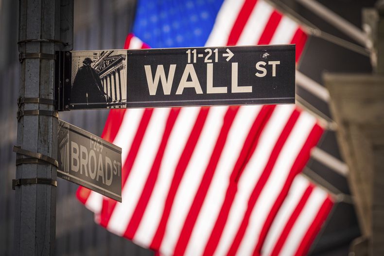 Banderas estadounidenses ondean frente a la Bolsa de Valores el 14 de noviembre de 2023, en Nueva York. (Foto AP/J. David Ake)
