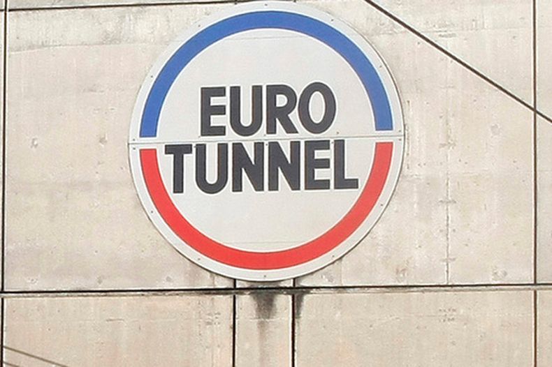Un letrero en la entrada del eurotúnel, el 10 de diciembre de 2008, a las afueras de Coquelles, en el norte de Francia. (AP Foto/Michel Spingler, Archivo)