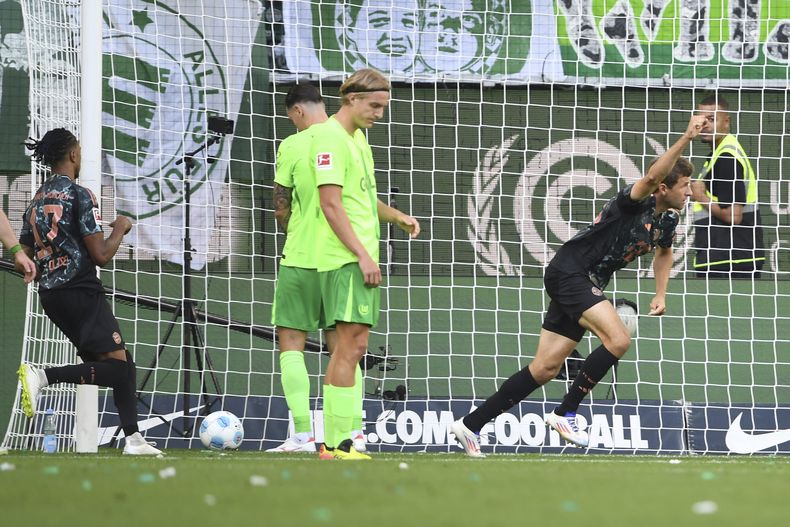 Thomas Mueller (derecha) celebra tras anotar el segundo gol del Bayern Múnich en el partido contra Wolfsburgo en la Bundesliga, el domingo 27 de agosto de 2024. (Swen Pfoertner/dpa vía AP)