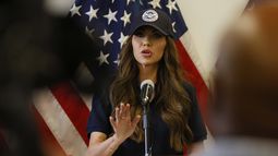 La secretaria de Seguridad Nacional de Estados Unidos, Kristi Noem, habla en conferencia de prensa sobre las protestas en Los Ángeles, el jueves 12 de junio de 2025. (AP Foto/Etienne Laurent)