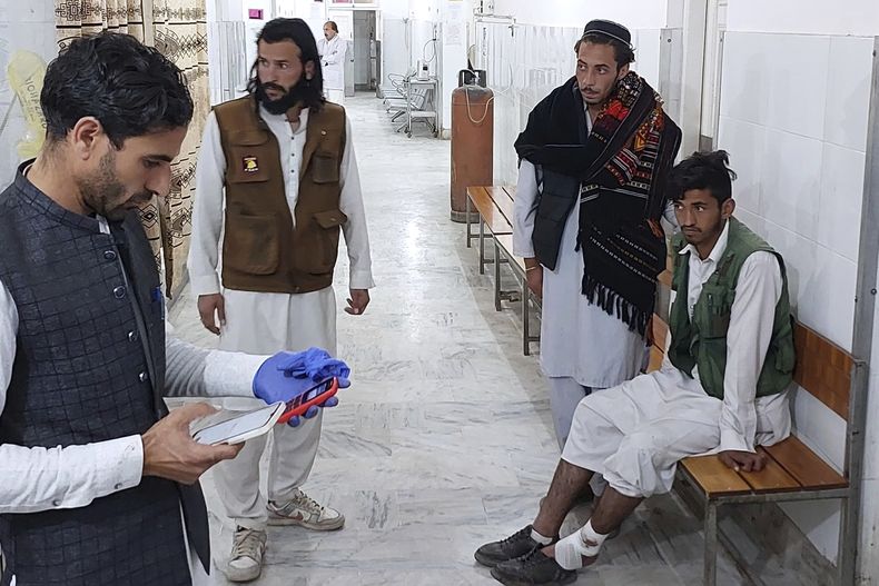 Un herido, a la derecha, en un tiroteo contra un vehículo de pasajeros, recibe tratamiento en un hospital de Parachinar, en el distrito de Kurram de la provincia noroccidental paquistaní de Khyber Pakhtunkhwa, el jueves 21 de noviembre de 2024. (Foto AP/Dilawar Hussain)