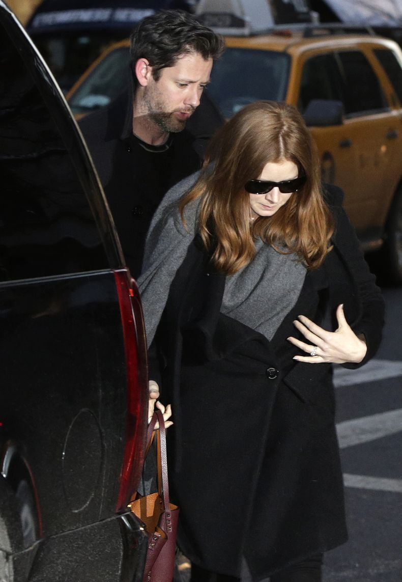 La famosa actriz Amy Adams y su novio Darren Le Gallo llegan al funeral del actor Philip Seymour Hoffman en la Funeraria Frank E. Campbell en Manhattan el jueves 6 de febrero de 2014 en Nueva York. (Foto AP/Kathy Willens)