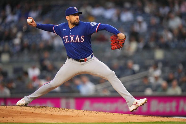 Nathan Eovaldi, de los Rangers de Texas, lanza durante la primera entrada del juego de béisbol de Grandes Ligas contra los Yankees de Nueva York, el miércoles 6 de mayo de 2026, en Nueva York. (AP Foto/Frank Franklin II)