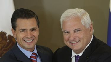 americateve | El presidente de M&eacute;xico Enrique Pe&ntilde;a Nieto, a la izquierda, y su par de Panam&aacute; Ricardo Martinelli se abrazan tras firmar un tratado de libre comercio en la Ciudad de Panam&aacute;, el jueves 3 de abril de 2014. (AP foto/Arnulfo Franco
