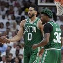 Jayson Tatum estrecha la mano del dominicano Al Horford, su compañero en los Celtics de Boston, durante la victoria sobre el Heat de Miami, el martes 23 de mayo de 2023 (AP Foto/Wilfredo Lee)