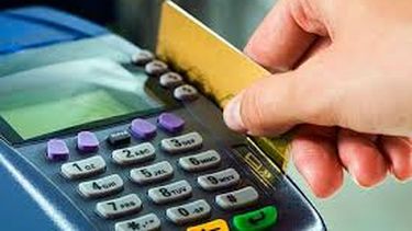 americateve | Las autoridades buscan a tres individuos sospechosos de utilizar tarjetas de crédito robadas para hacer compras fraudulentas. Los detalles a continuación.