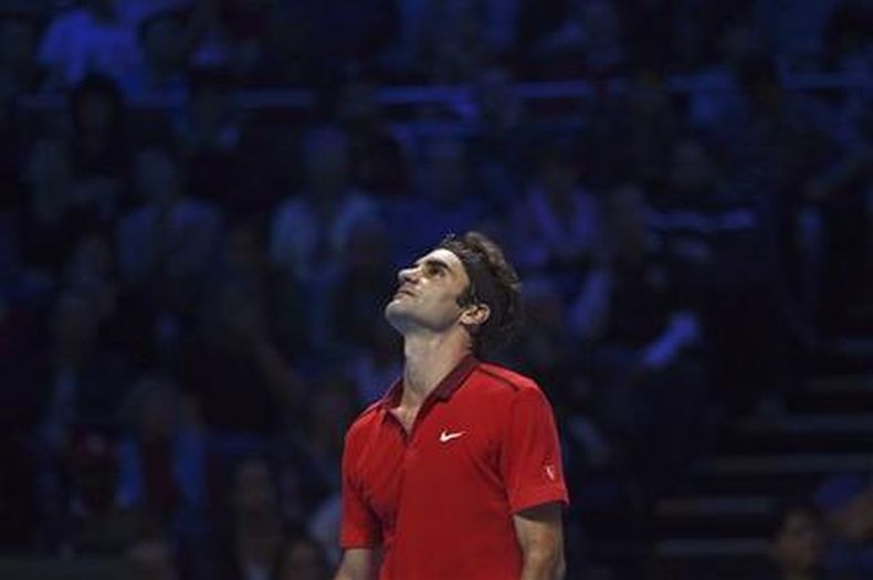 Roger Federer se retiró de la Copa Masters a menos de una hora de sostener un duelo en la final ante Novak Djokovic, lo que otorga un tercer título consecutivo al serbio cabeza de serie y propina un potencial golpe a las ambiciones de Suiza en Copa Davis.