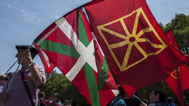 americateve | Una persona ondea las banderas del Pa&iacute;s Vasco y Navarra durante una manifestaci&oacute;n por el &ldquo;Derecho a Decidir&rdquo; sobre la independencia de la regi&oacute;n en el norte de Esta&ntilde;a, el domingo 8 de junio de 2014. (Foto AP/Alvaro