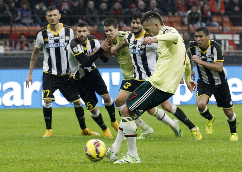 El jugador del Milan Jeremy Menez anota de penal contra Udinese en la Serie A del f&uacute;tbol italiano en Mil&aacute;n el 30 de noviembre del 2014. (AP Foto/Antonio Calanni)