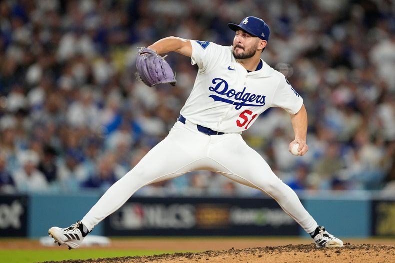 Alex Vesia, de los Dodgers de Los Ángeles, hace un lanzamiento ante los Cerveceros de Milwaukee en el cuarto juego de la Serie de Campeonato de la Liga Nacional, el viernes 17 de octubre de 2025 (AP Foto/Brynn Anderson)