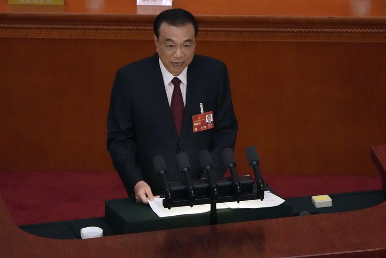 En esta imagen de archivo, el primer ministro de China, Li Keqiang, ofrece su discurso sobre el estado de la nación durante una sesión de la Asamblea Popular Nacional de China, en el Gran Salón del Pueblo, en Beijing, el 5 de marzo de 2023. (AP Foto/Ng Han Guan, archivo)