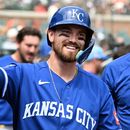 Nick Loftin de los Reales de Kansas City felicitado tras conectar un jonrón en la novena entrada ante los tigres de Detroit el sábado 25 de julio del 2026. (AP Foto/Jose Juarez)