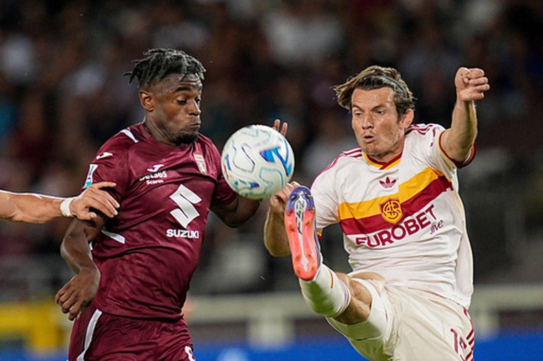 Marten De Roon, derecha, de Roma, y Duvan Zapata, de Torino, disputan el balón durante el partido de fútbol de la Serie A entre FC Torino y AS Roma el lunes 14 de septiembre de 2026, en Turin, Italia. (Marco Alpozzi/LaPresse via AP)