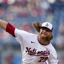 El relevista de los Nacionales de Washington, Hobie Harris, trabaja la novena entrada del partido contra los Mets de Nueva York en el Nationals Park, en Washington, el lunes 15 de mayo de 2023. (AP Foto/Alex Brandon)