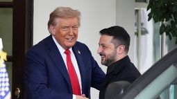El presidente Donald Trump, a la izquierda, recibe a su homólogo ucraniano Volodymyr Zelenskyy en su llegada a la Casa Blanca, el lunes 18 de agosto de 2025, en Washington. (AP Foto/Alex Brandon)