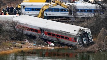 americateve | Durante este fin de semana se registraron dos aparatosos accidentes, el descarrilamiento de un tren en Nueva York y la colisión de un helicóptero sobre un pub en Reino Unido.