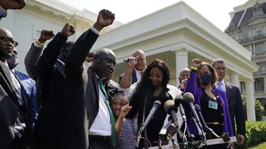 Familia de Floyd en Washington para reunirse con Biden