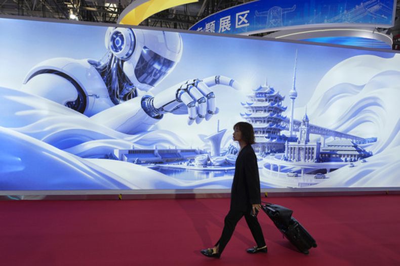 Una mujer pasa ante un mural con un robot humanoide alzado sobre lugares emblemáticos en la Feria Internacional de Cadena de Suministro de China, en Beijing, el lunes 22 de junio de 2026. (AP Foto/Ng Han Guan)