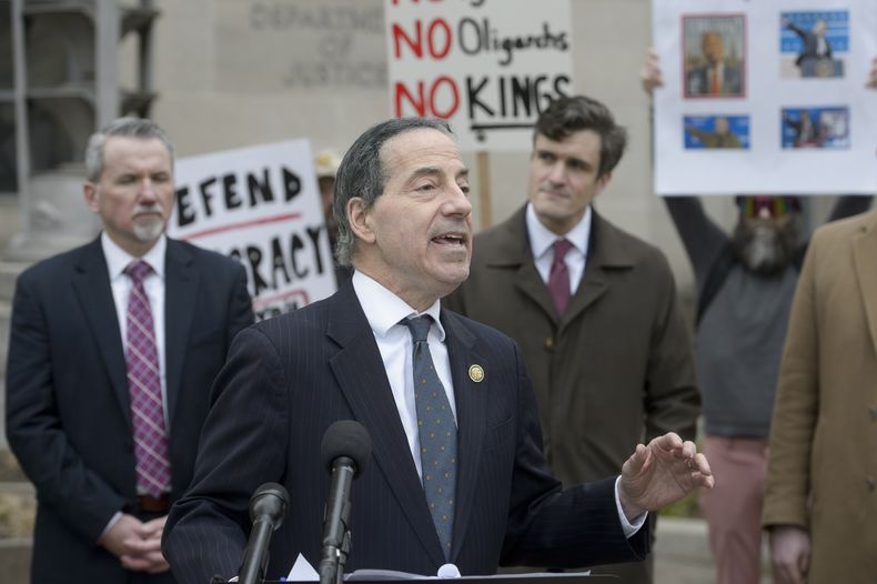 El representante demócrata de Maryland Jamie Raskin, miembro del Comité de Justicia de la Cámara de Representantes, habla durante una conferencia de prensa en el Departamento de Justicia, el viernes 14 de marzo de 2025 en Washington. (AP Foto/Rod Lamkey, Jr.)