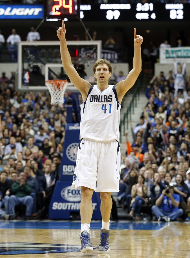 El alem&aacute;n Dirk Nowitzki, de los Mavericks de Dallas celebra luego de realizar un enceste frente a los Kings de Sacramento, el martes 11 de noviembre de 2014 (AP Foto/Tony Guti&eacute;rrez)