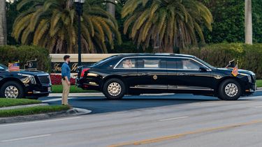El presidente Donald Trump saluda desde su limusina al salir del Trump International Golf Club, el domingo 21 de diciembre de 2025, en West Palm Beach, Florida. (AP Foto/Alex Brandon)