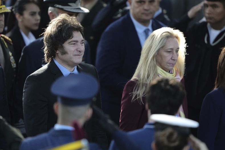 El presidente de Argentina, Javier Milei, y su hermana, la secretaria general de la presidencia Karina Milei, llegan a una ceremonia para conmemorar el 43er aniversario del conflicto entre Argentina y Reino Unido por las islas Malvinas, en Buenos Aires, Argentina, el miércoles 2 de abril de 2025. (AP Foto/Natacha Pisarenko)