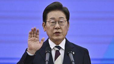 El recién elegido presidente de Corea del Sur, Lee Jae-myung, presta juramento durante su ceremonia de investidura en la Asamblea Nacional en Seúl, el miércoles 4 de junio de 2025. (Anthony Wallace/Pool Photo vía AP)