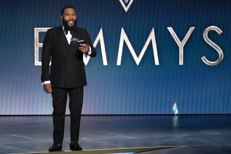 El anfitrión Anthony Anderson habla en la 75a edición de los Premios Emmy el lunes 15 de enero de 2024 en el Teatro Peacock de Los Ángeles. (Foto AP/Chris Pizzello)