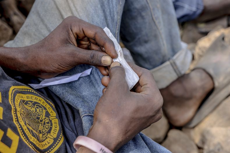 Un niño arma un cigarrillo de kush en Freetown, Sierra Leona, el 11 de marzo del 2025. (AP foto/Caitlin Kelly)