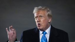 El presidente de Estados Unidos, Donald Trump, habla a periodistas junto al Air Force One tras llegar a la base Andrews, en Maryland, Estados Unidos, el domingo 2 de febrero de 2025. (AP Foto/Ben Curtis)