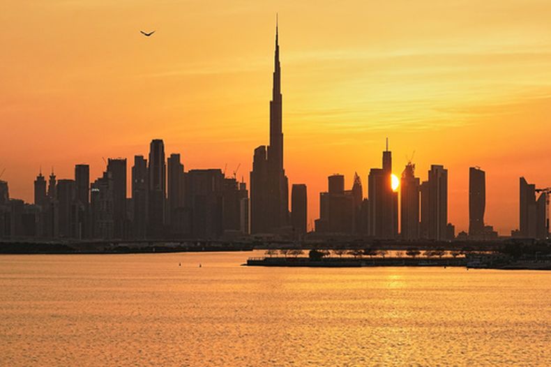 ARCHIVO - El paisaje de Dubái, Emiratos Árabes Unidos, el 11 de marzo de 2026, con el Burj Khalifa en el centro. (AP Foto/Fatima Shbair, Archivo)