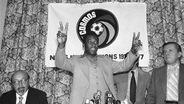 ARCHIVO - Pelé, del Cosmos de Nueva York, saluda en una conferencia de prensa, el 29 de septiembre de 1977 (AP Foto/Ira Schwarz, archivo)