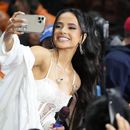 ARCHIVO - Becky G se toma una selfie con sus fans durante su presentación en el programa Today de NBC en la Plaza Rockefeller el 25 de agosto de 2023, en Nueva York. Becky G lanzó su disco Esquinas el 28 de septiembre de 2023. (Foto Charles Sykes/Invision/AP, archivo)