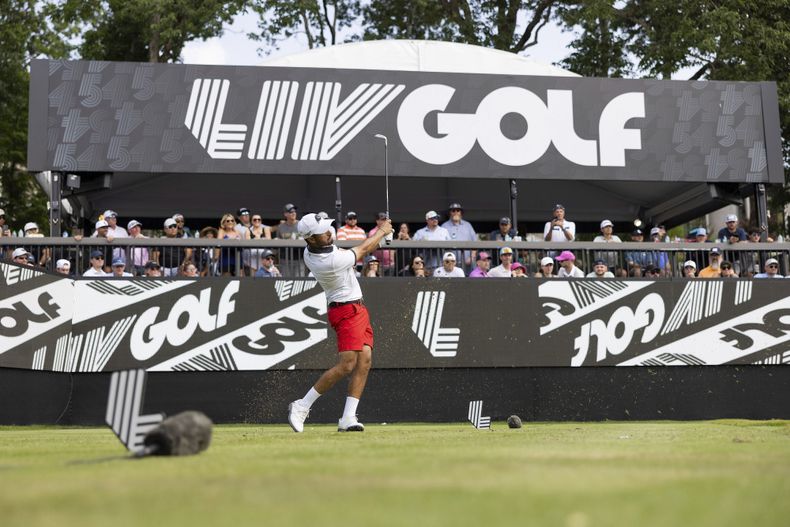 Abraham Ancer sale del hoyo 15 durante la primera ronda del LIV Golf Nashville en The Grove, el viernes 21 de junio de 2024, en College Grove, Tennessee. (Chris Trotman/LIV Golf vía AP)