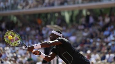 El estadounidense Frances Tiafoe le devuelve una volea al ruso Aslan Karatsev durante su partido de segunda ronda en el Abierto de Francia, el jueves 1 de junio de 2023, en el estadio Roland Garros de París. (AP Foto/Thibault Camus)