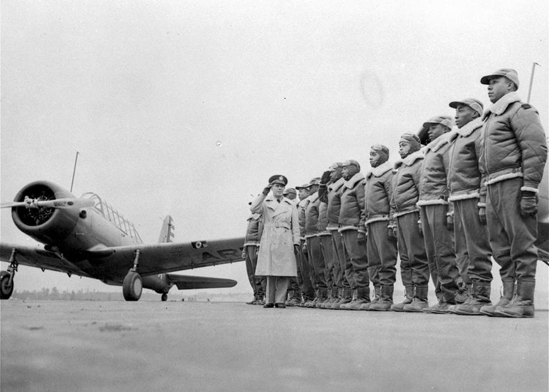 Cadetes de la Escuela de Vuelos Básico y Avanzado para cadetes afroestadounidenses del Cuerpo Aéreo del Ejército de Estados Unidos hacen una fila el 23 de enero de 1942 en un pase de revista ante el comandante James A. Ellison. (AP Foto/Cuerpo Aéreo del Ejército de Estados Unidos)